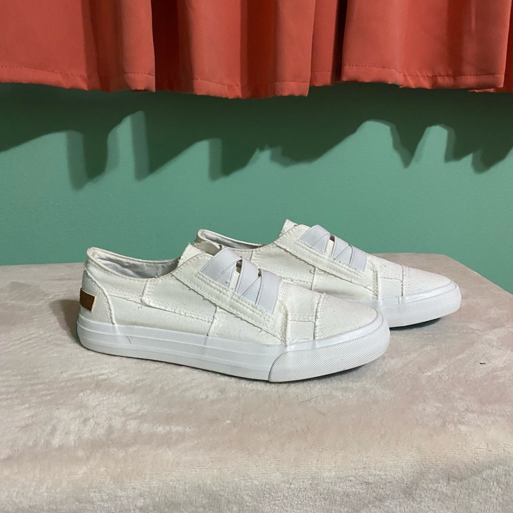 Women’s white blowfish slip-on shoes